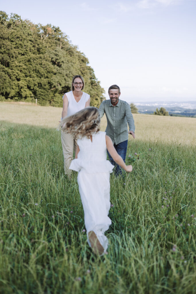 familie-shooting-bodensee-radolfzell-familienfotograf-stockach-wiese-rennen-glückliche-familie