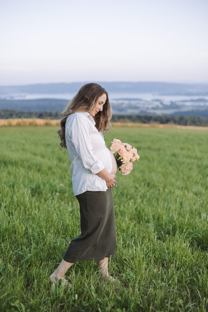 Babybauch-fotograf-stockach-radolfzell-schwangerschaftsshooting-wiese-blumen-sommerabend